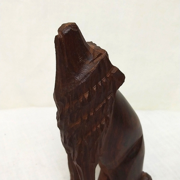 Vintage Wooden Lone Howling Hand Carved Wolf Figurine - Picture 6 of 9